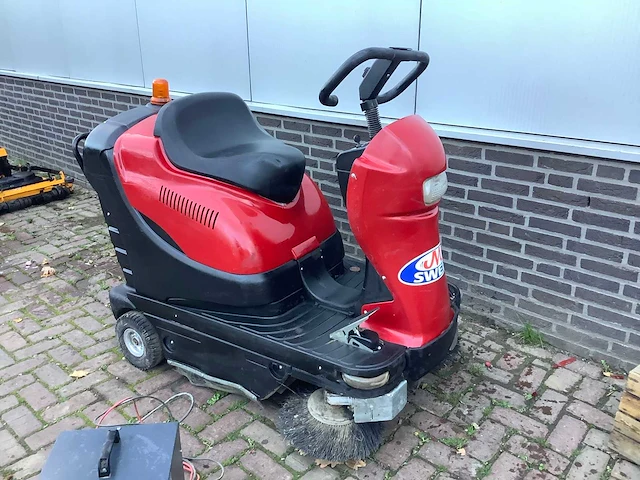 Sweep model 1100 zelfrijdende veegmachine - afbeelding 2 van  8