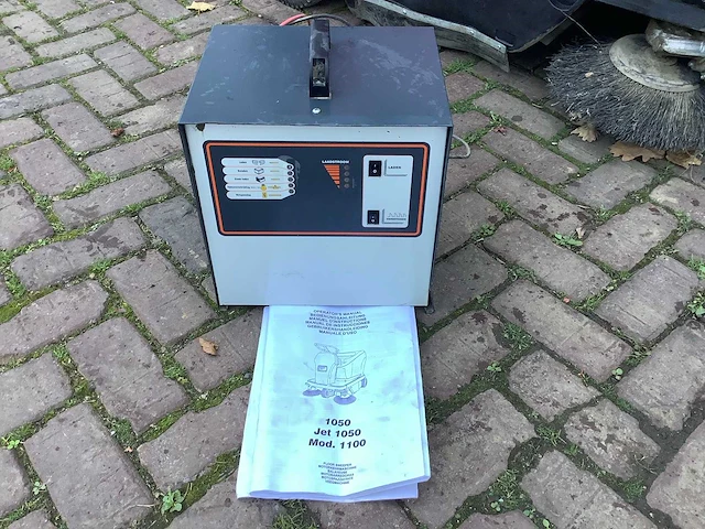 Sweep model 1100 zelfrijdende veegmachine - afbeelding 3 van  8