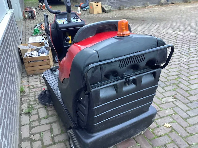 Sweep model 1100 zelfrijdende veegmachine - afbeelding 5 van  8