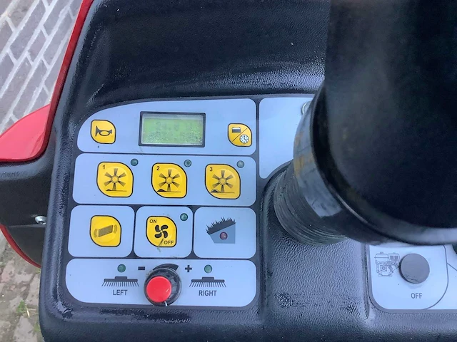 Sweep model 1100 zelfrijdende veegmachine - afbeelding 7 van  8