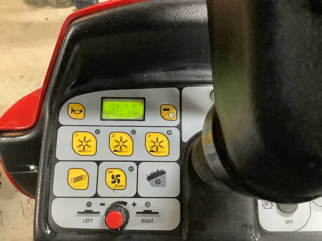 Sweep model 1100 zelfrijdende veegmachine - afbeelding 8 van  8