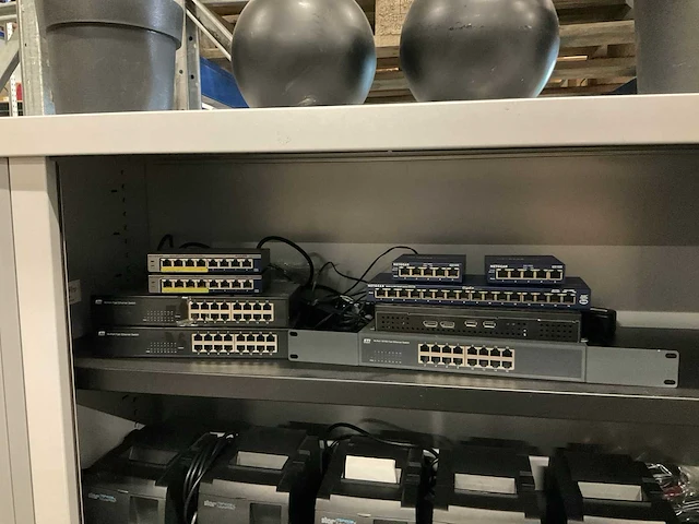 Switches (9x) - afbeelding 1 van  3