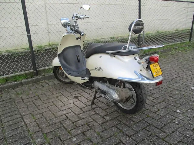 Sym - bromscooter - cello - scooter - afbeelding 8 van  9