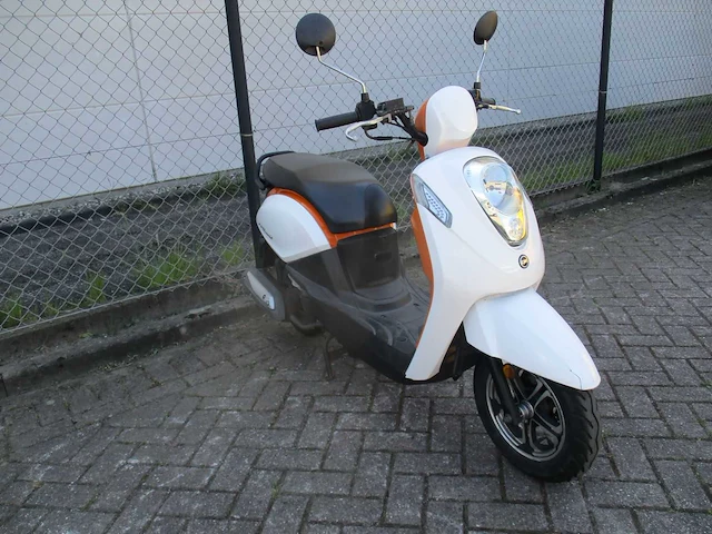 Sym - snorscooter - mio 50i injectie - scooter - afbeelding 6 van  10