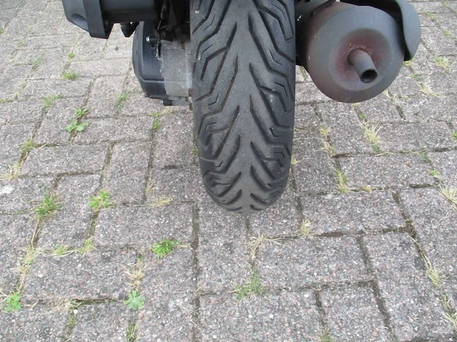 Sym - snorscooter - orbit ll - scooter - afbeelding 9 van  11