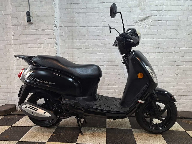 Sym fiddle 2 45km bromscooter 4-takt - afbeelding 5 van  7