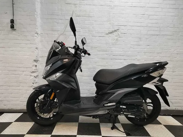 Sym jet 14 25 km snorscooter 4takt - afbeelding 1 van  7