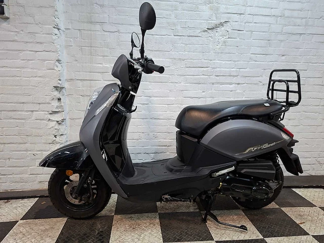 Sym mio 45 km bromscooter 4takt - afbeelding 1 van  7