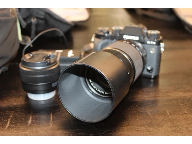 Systeemcamera fujifilm x-t2 voorzien van de telezoomlens fujifilm fujinon xf 55-200mm f/3.5-4.8 r lm ois en... - afbeelding 1 van  4
