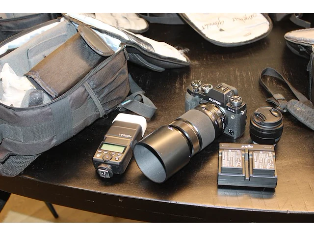 Systeemcamera fujifilm x-t2 voorzien van de telezoomlens fujifilm fujinon xf 55-200mm f/3.5-4.8 r lm ois en... - afbeelding 1 van  5