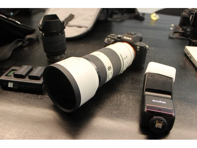 Systeemcamera sony alpha 7-2 met een telelens sony fe 70-200mm f/2,8 gm oss en een lens van 28-70mm oss, fl... - afbeelding 1 van  9