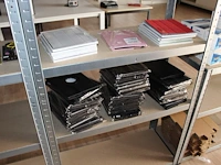 Tablethoezen in diverse uitvoeringen op twee schappen ruim 40 stuks - afbeelding 2 van  2