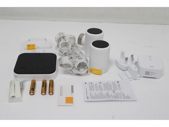Tado° slimme thermostaat multiroom starterskit 2 radiatorknoppen incl. matter bridge bedrade variant zwart/wit - afbeelding 4 van  4