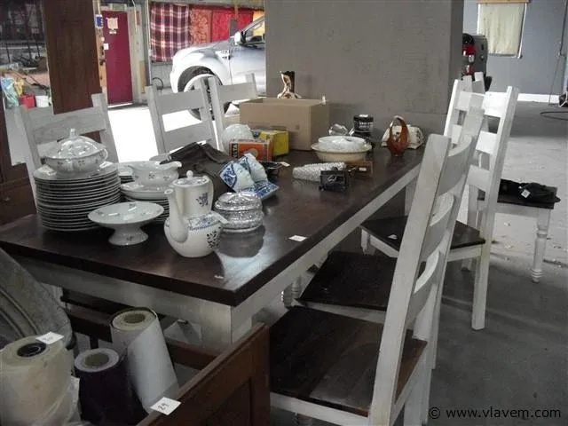 Tafel en 7 stoelen - afbeelding 1 van  1
