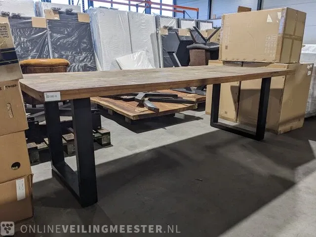 Tafel gemaakt van sloophout met metalen u-poot 250cm lang - afbeelding 1 van  10