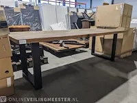 Tafel gemaakt van sloophout met metalen u-poot 250cm lang - afbeelding 1 van  10