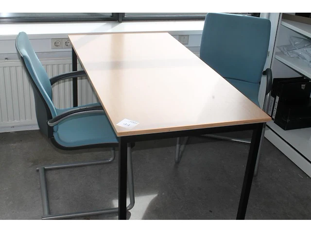 Tafel met 2 stoelen. - afbeelding 1 van  3