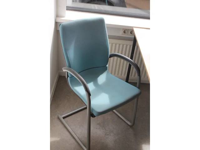 Tafel met 2 stoelen. - afbeelding 2 van  3