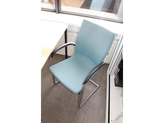 Tafel met 2 stoelen. - afbeelding 3 van  3
