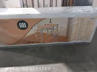 Tafel met 4 roosters en 2 krukjes