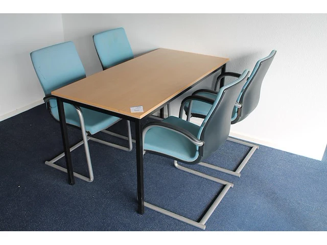 Tafel met 4 stoelen ahrend. - afbeelding 2 van  3