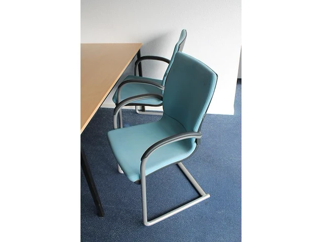 Tafel met 4 stoelen ahrend. - afbeelding 3 van  3