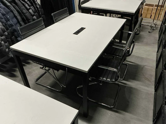 Tafel met 4 stoelen - afbeelding 1 van  4