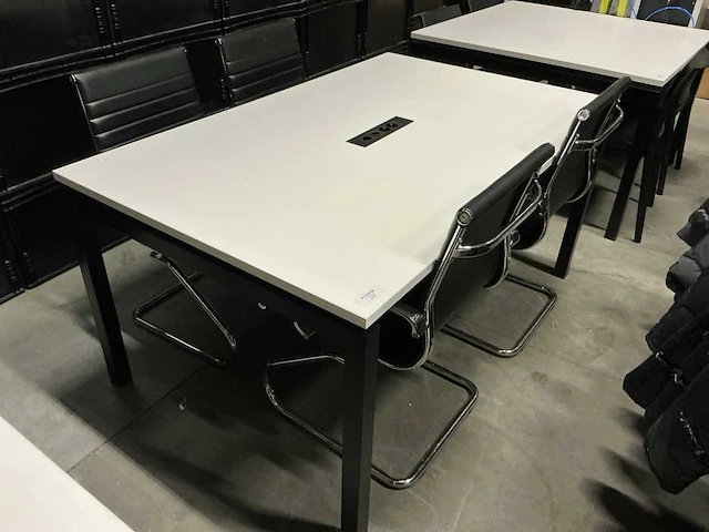 Tafel met 4 stoelen - afbeelding 2 van  4