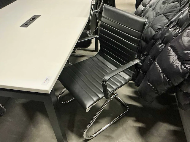 Tafel met 4 stoelen - afbeelding 3 van  4