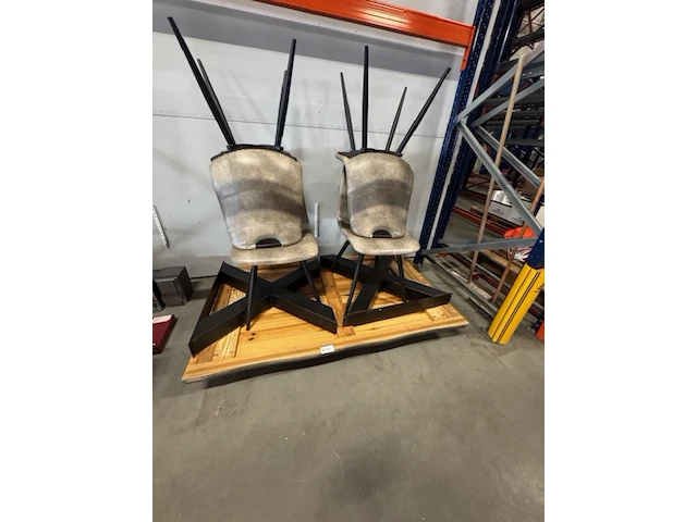 Tafel met 4 stoelen - afbeelding 1 van  4