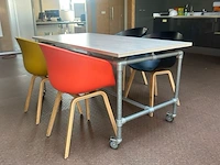 Tafel met 4 stoelen - afbeelding 1 van  9