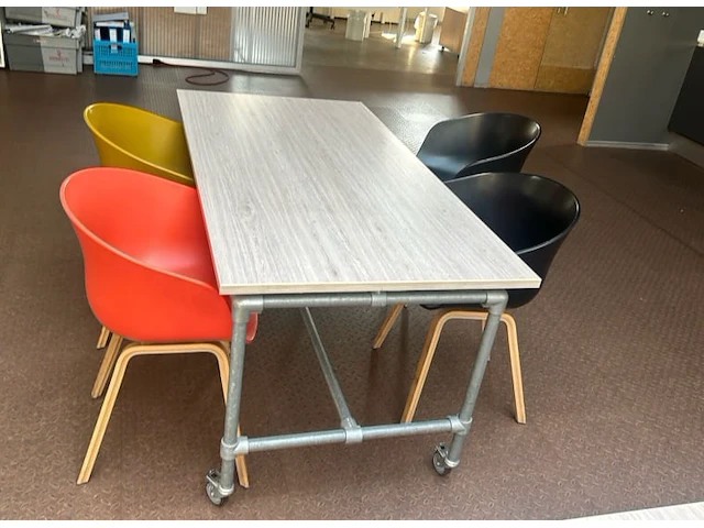 Tafel met 4 stoelen - afbeelding 2 van  9