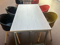 Tafel met 4 stoelen - afbeelding 9 van  9