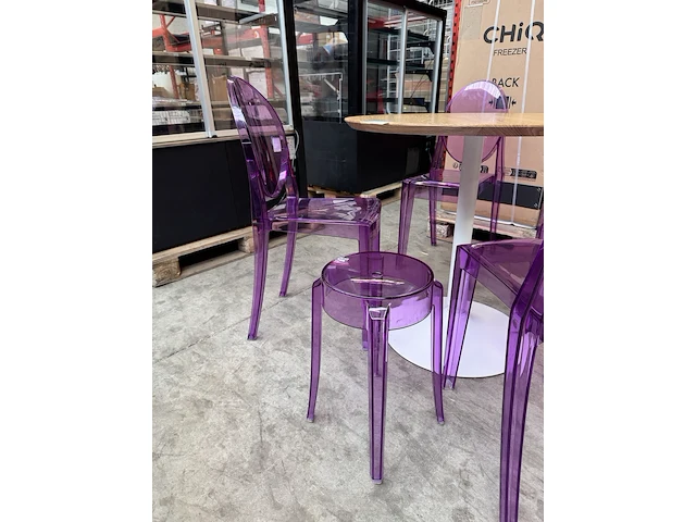 Tafel met 4x design stoel, 1x design kruk - afbeelding 3 van  6