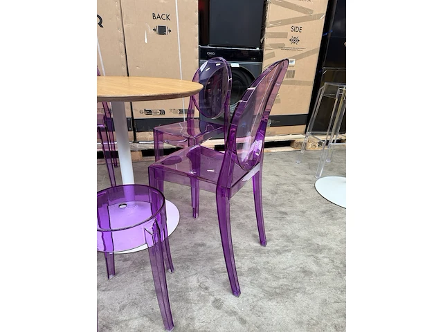 Tafel met 4x design stoel, 1x design kruk - afbeelding 4 van  6