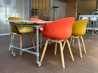 Tafel met 5 stoelen - afbeelding 1 van  8