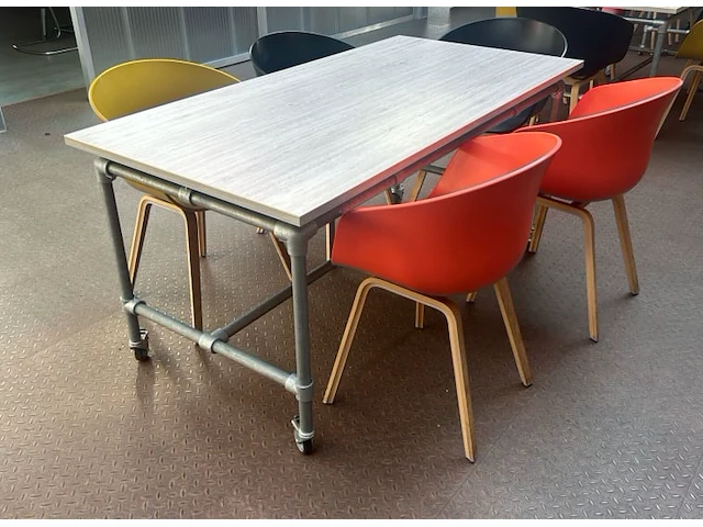 Tafel met 5 stoelen - afbeelding 1 van  8