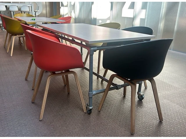 Tafel met 5 stoelen - afbeelding 2 van  8