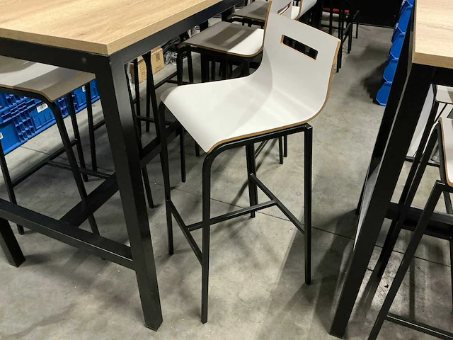 Tafel met 6 krukken - afbeelding 3 van  3