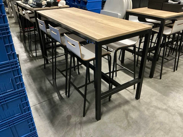 Tafel met 6 krukken - afbeelding 1 van  3