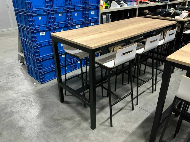 Tafel met 6 krukken - afbeelding 2 van  3