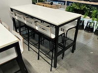 Tafel met 8 krukken - afbeelding 1 van  3