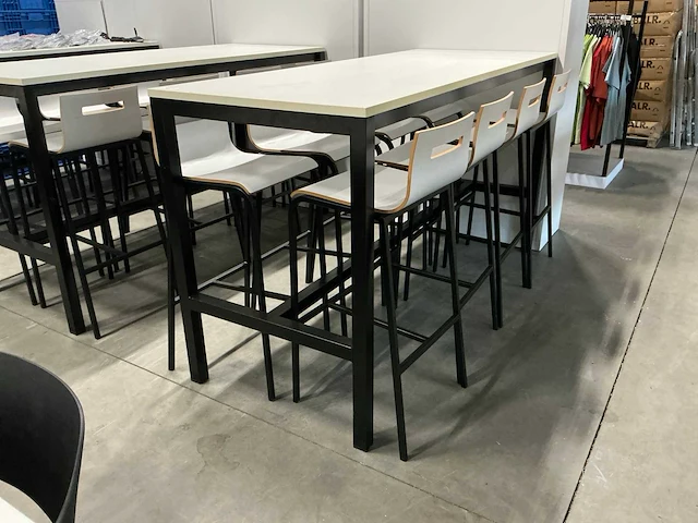 Tafel met 8 krukken - afbeelding 2 van  3