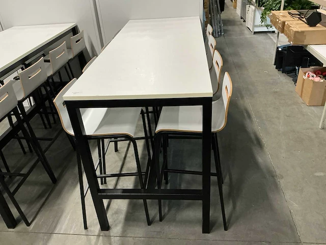 Tafel met 8 krukken - afbeelding 3 van  3