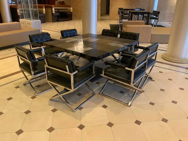 Tafel met 8 stoelen - afbeelding 1 van  8