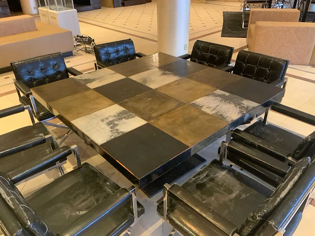 Tafel met 8 stoelen - afbeelding 2 van  8