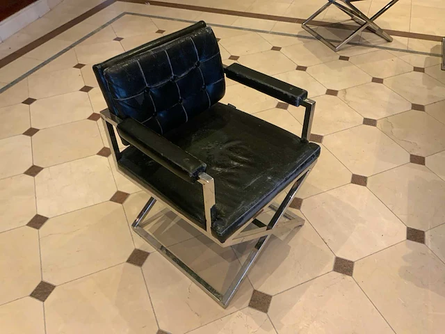Tafel met 8 stoelen - afbeelding 7 van  8