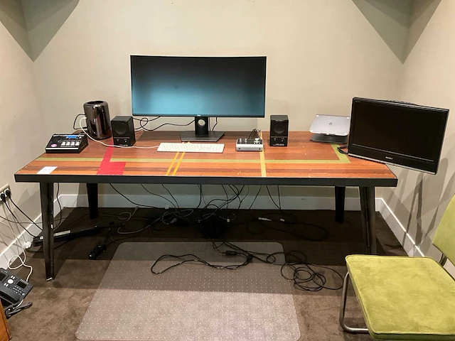 Tafel met audio apparatuur - afbeelding 1 van  7