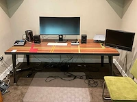 Tafel met audio apparatuur - afbeelding 1 van  7
