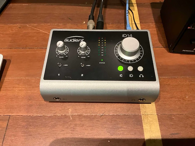 Tafel met audio apparatuur - afbeelding 3 van  7